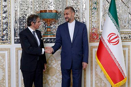 IAEA-Chef Rafael Grossi (l) und der iranische Außenminister Hussein Amirabdollahian in Teheran.