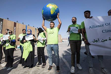 Demonstranten halten eine Weltkugel hoch während einer Demonstration der ägyptischen Allianz der zivilen Kräfte für den Klimawandel am Rande der UN-Weltklimakonferenz COP27.
