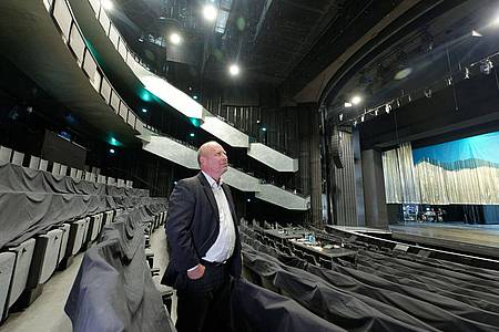Als Bauphysiker hat Gernot Kubanek für das Musiktheater im Revier (MIR) in Gelsenkirchen zur Verbesserung der Schallübertragung von der Bühne in den Zuschauerraum den Proszeniums- und Portalbereich neu gestaltet.