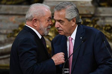 Brasiliens Präsident Luiz Inacio Lula da Silva (l) und Argentiniens Präsident Alberto Fernandez gemeinsam in Buenos Aires.