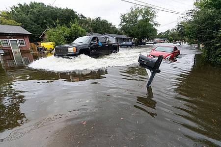 Ein Auto fährt durch das von Hurrikan «Ian» verursachte Hochwasser.