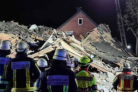 Feuerwehr und Rettungskräfte stehen vor dem eingestürzten Haus im Bochumer Stadtteil Linden.