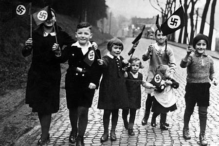 Propagandafoto für die Presse: Kinder mit Hakenkreuzfahnen in einer Szene aus der Dokumentation «Berlin 1933 - Tagebuch einer Großstadt».