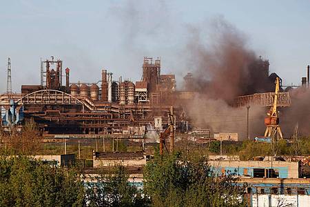 Rauch steigt während des Beschusses aus dem Stahlwerk Azovstal in Mariupol auf.