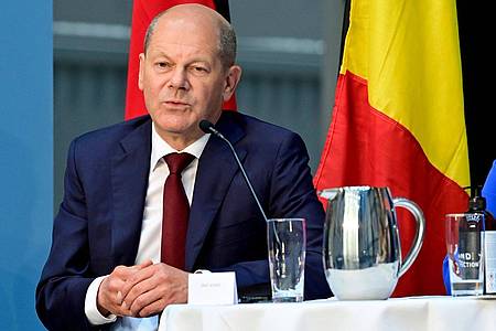 Bundeskanzler Olaf Scholz (SPD) spricht während des Nordsee-Gipfels mit Dänemark, Deutschland, den Niederlanden und Belgien im Hafen von Ejsberg.