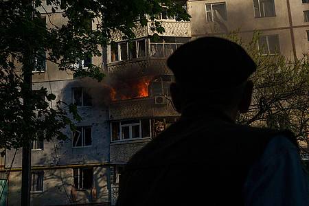 Ein Feuer brennt nach russischem Beschuss in einem Wohnhaus in Charkiw.