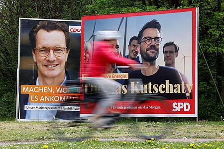 Wahlplakate mit Portraits der NRW-Spitzenkandidaten von CDU, Ministerpräsident Hendrik Wüst (l), und SPD, Thomas Kutschaty, in Köln.