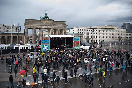 Zum Auftakt des "Berlin Climate Aid" Konzert hatten sich nur wenige Menschen am Brandenburger Tor eingefunden.