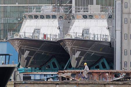 Patrouillenboote für Saudi-Arabien liegen auf dem Werftgelände der Peene-Werft.