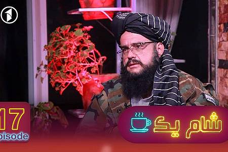 Das von dem afghanischen Fernsehsender 1TV am 20. April 2022 herausgegebene Bildschirmfoto zeigt den Taliban-Aktivisten Mobin Khan zu Gast in einer Talkshow.