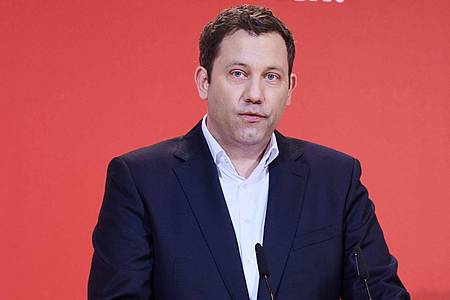 SPD-Chef Lars Klingbeil sieht das Vorgehen der Union in der Ukraine-Politik als taktisches Manöver.