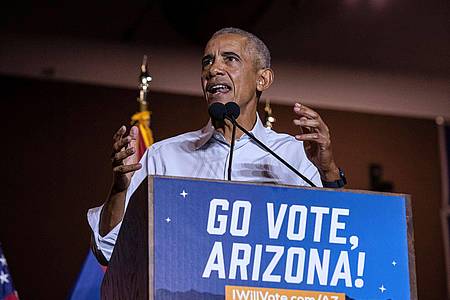 Der ehemalige US-Präsident Barack Obama spricht auf einer Kundgebung der Demokraten in Phoenix.