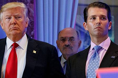 Ex-Präsident Donald Trump (l-r) mit seinem ehemaligen Finanzchef Allen Weisselberg und Sohn Donald Trump Jr. - letzterer muss sich nun vor dem Untersuchungsausschuss zum Angriff auf das Kapitol verantworten.