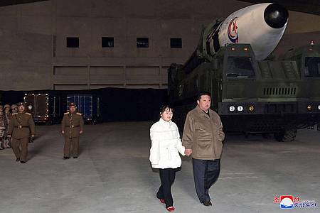 Nordkoreas Machthaber Kim Jong-un zeigt sich erstmals in Begleitung seiner Tochter.