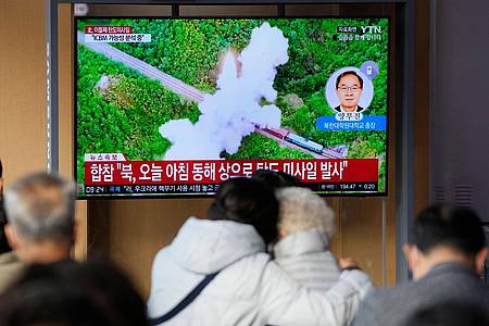 In einer südkoreanischen Nachrichtensendung wird Filmmaterial zum nordkoreanischen Raketenstart gezeigt.