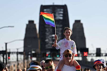 Menschen demonstrieren im Rahmen des WorldPride-Festivals 2023 in Sydney für Gleichberechtigung.