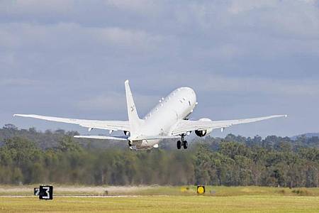Ein Flugzeug der Royal Australian Air Force startet von dem Luftwaffenstützpunkt in Amberly, um nach dem Vulkanausbruch vor der Küste von Tonga Hilfe zu leisten. Foto: Lacw Emma Schwenke/ADF/Royal Australian Air Force via AP/dpa