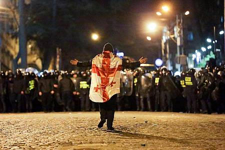 Das umstrittene «Agenten»-Gesetz hat in Tiflis tausende Menschen auf die Straße gezogen, es kam zu Auseinandersetzungen mit der Polizei.