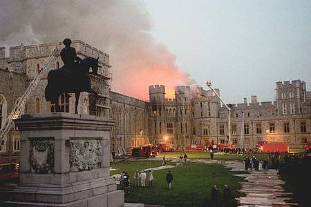 Schloss Windsor steht in Flammen - bei dem Brand 1992 wurden große Teile des Gebäudes zerstört.