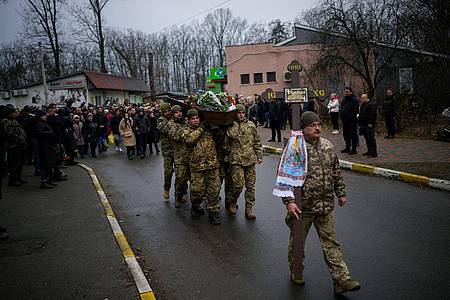 Ukrainische Soldaten tragen den Sarg eines Kameraden, der in Bachmut im Kampf gefallen ist.