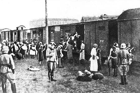 Juden aus dem Warschauer Getto werden im Sommer 1942 in Güterwaggons verladen und in das Vernichtungslager Treblinka transportiert.