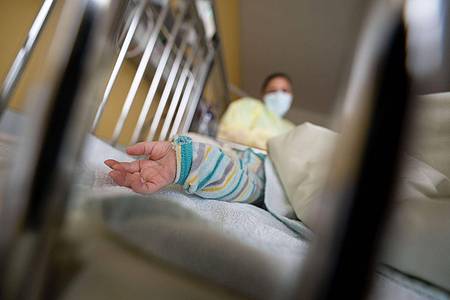 Ein am Respiratorischen Synzytial-Virus (RS-Virus oder RSV) erkranktes Kind im Krankenhaus.