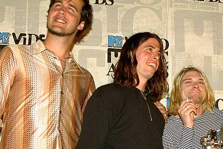 Die Nirvana-Bandmitglieder Krist Novoselic (l-r), Dave Grohl und Kurt Cobain 1993 bei den MTV Video Music Awards. Dort wurde ihr Video für «In Bloom» ausgezeichnet.
