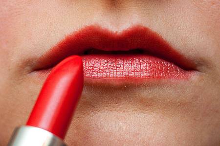 Sieht schick aus, kann aber bedenkliche Inhaltsstoffe enthalten: roter Lippenstift.