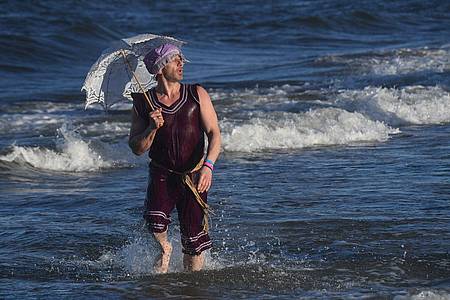 Der Schauspieler Hendrik Duryn im Badeanzug aus der Jahrhundertwende scheint das kalte Wasser der ostsee nicht zu scheuen.