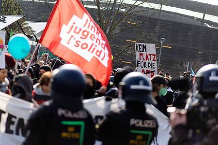 Bei einem Protest gegen den Landesparteitag der AfD ist es in Baden-Württemberg zu Ausschreitungen gekommen. Fünf Menschen wurden verletzt - drei Beamte und zwei Teilnehmer.