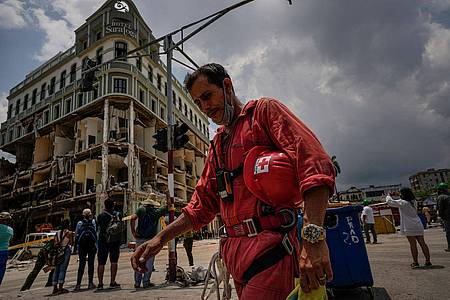 Ein Helfer des kubanischen Roten Kreuzes macht eine Pause, nachdem er in den Trümmern des Fünf-Sterne-Hotels im Einsatz war. Die Rettungsarbeiten wurden inzwischen beendet.