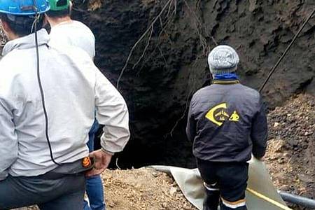 Rettungseinheiten sind nach einer Explosion an einer Mine in Kolumbien im Einsatz.