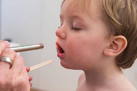 Immer mehr Kinder erkranken an Scharlach: Bei den typischen Symptomen sollte man direkt den Arzt aufsuchen.