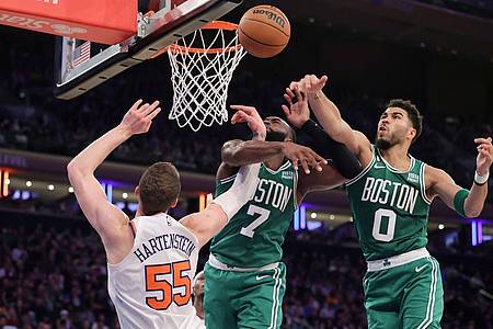 Celtics-Forward Jayson Tatum (0) blockt den Ball von New York Knicks-Center Isaiah Hartenstein (55), während Jaylen Brown (7) verteidigt.