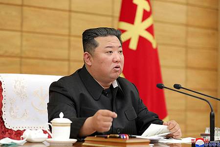 Kim Jong Un bei einer Dringlichkeitssitzung des Politbüros der Arbeiterpartei im Sitz des Zentralkomitees der Partei.