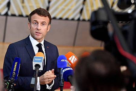 Frankreichs Präsident Emmanuel Macron spricht im Rahmen eines EU-Gipfels in Brüssel mit Journalisten.