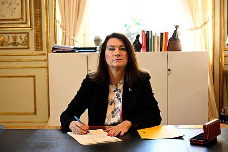 Historischer Moment: Die schwedische Außenministerin Ann Linde unterzeichnet den Antrag auf eine Nato-Mitgliedschaft.