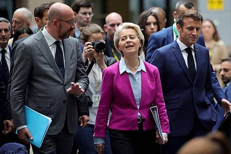 EU-Kommissionspräsidentin Ursula von der Leyen zusammen mit EU-Ratschef Charles Michel und Frankreichs Präsident Emmanuel Macron in Brüssel.