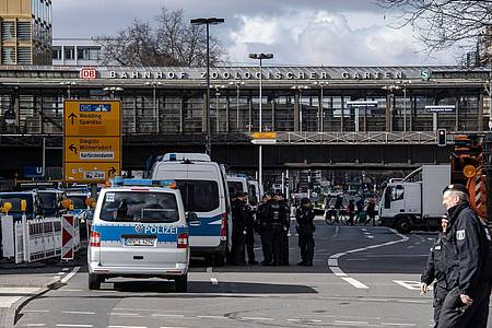 Einsatzfahrzeuge der Berliner Polizei stehen in dem für Verkehr gesperrten Bereich am Hotel Waldorf Astoria am Bahnhof Zoo.