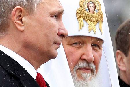 Patriarch Kirill (r) pflegt engen Kontakt zu Russlands Präsident Wladimir Putin.