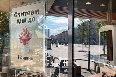 Am Fenster einer ehemaligen McDonald?s-Filiale steht: «Wir zählen die Tage bis zum 12. Juni».