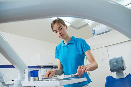 Die Technologie verändert sich auch in Zahnarztpraxen: Aus diesem Grund wurde die Ausbildung für Zahnmedizinische Fachangestellte modernisiert.