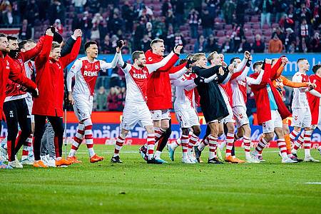 Die Kölner Spieler lassen sich nach dem 7:1-Sieg gegen die Bremer von den Fans feiern.
