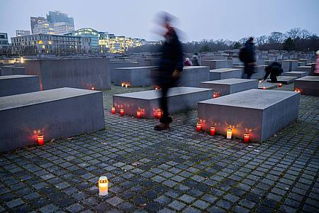 Kerzen brennen am Vorabend des Internationalen Tags des Gedenkens an die Opfer des Holocaust zwischen den Stelen des Denkmals für die ermordeten Juden Europas.
