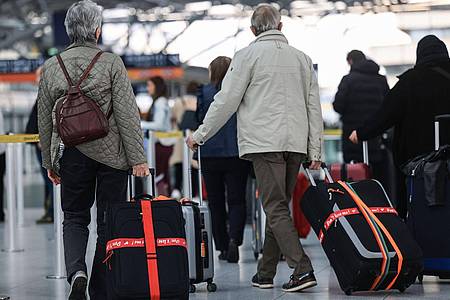 Mit der Alterung der Gesellschaft wächst der Anteil älterer Passagiere. Flughäfen müssen sich darauf einstellen.