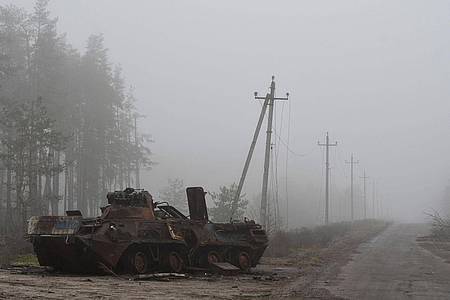 Ein zerstörtes russisches Militärfahrzeug steht in der Nähe des kürzlich zurückeroberten Dorfes Jampil in der Ukraine.