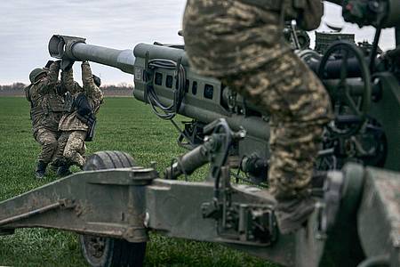 Ukrainische Soldaten bereiten in Cherson eine von den USA gelieferte M777 Haubitze für den Beschuss einer feindlichen Stellung vor.