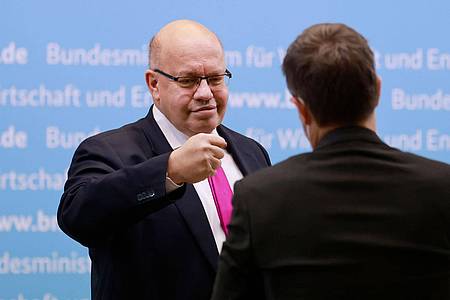 Der ehemalige Bundeswirtschaftsminister Peter Altmaier (CDU, l) hatte laut eigener Aussage Bedenken bei der Gründung der umstrittenen Klimastiftung MV, er äußerte diese jedoch nur im Gespräch mit Vertretern der Landesregierung, nicht öffentlich.
