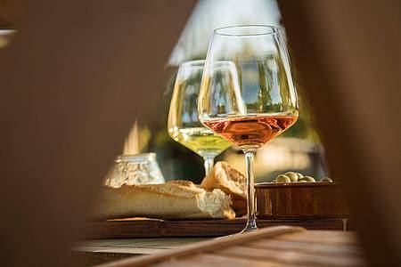 Alkoholfreier Wein wird gegoren wie herkömmlicher - der Alkohol wird später entfernt.