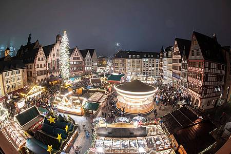 In vielen Kommunen Deutschlands droht eine Weihnachtszeit mit weniger Beleuchtung als in früheren Jahren.